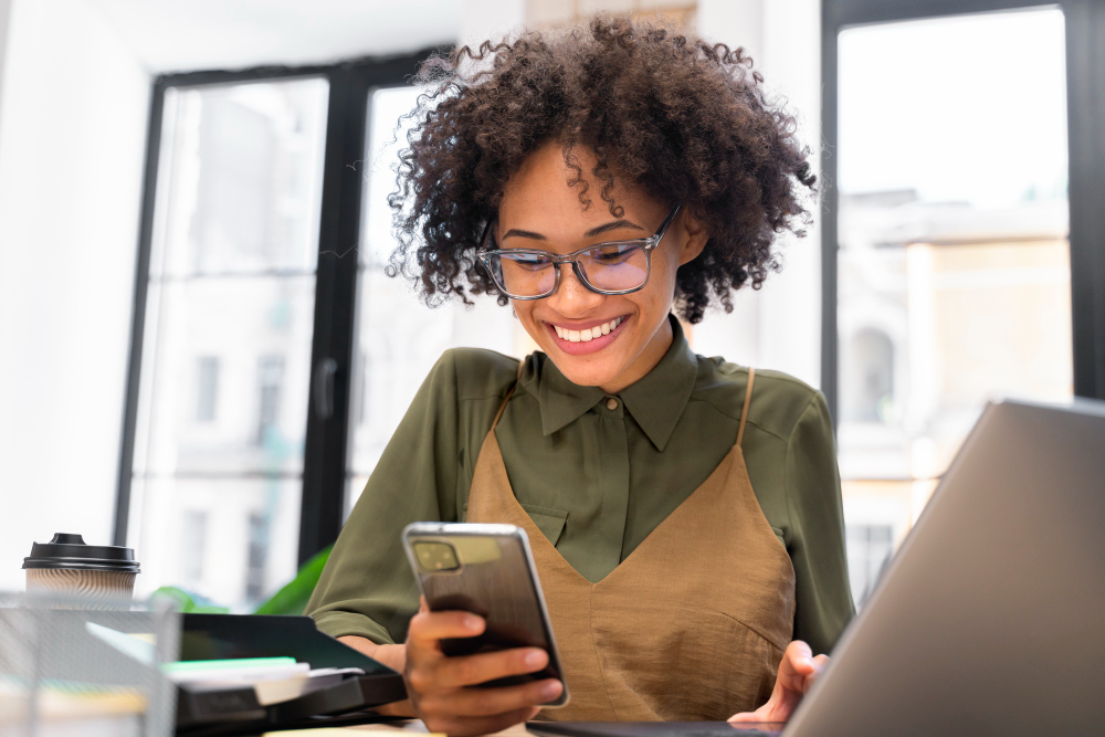 Controle de ponto pelo celular: veja como funciona, o que diz a lei e como escolher a melhor solução